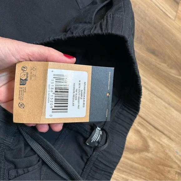 NWT north Face men’s black beta baggy utility pants size medium climbing hiking - Picture 3 of 8
